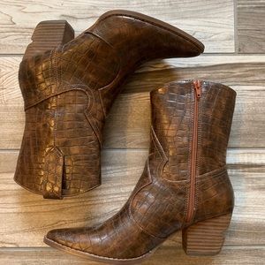 🌟🌟Matisse Brown Croc Bootie size 8🌟🌟